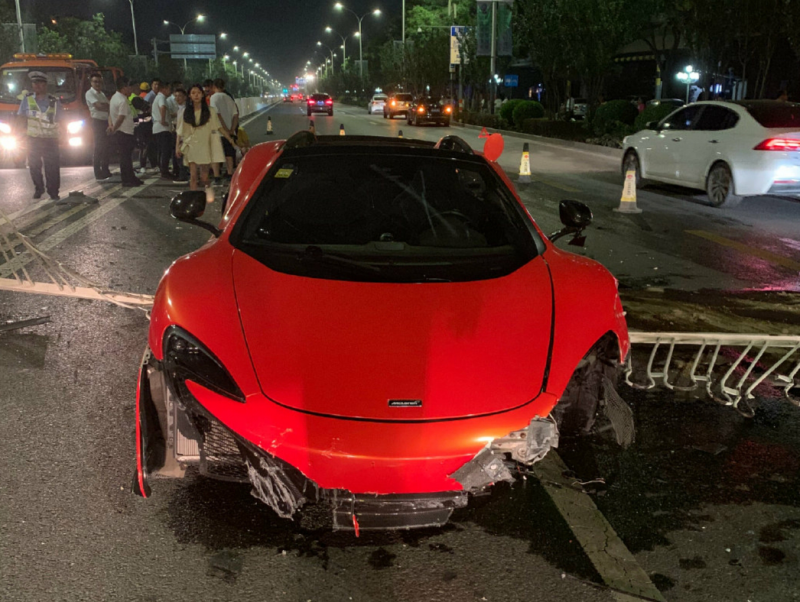 北京迈凯伦豪车撞上街头护栏 驾驶司机疑为知名大V