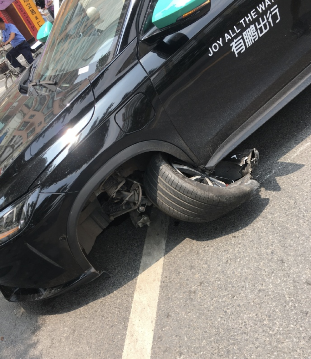 疑是小鹏汽车断轴！网友：怎么“跪”了？